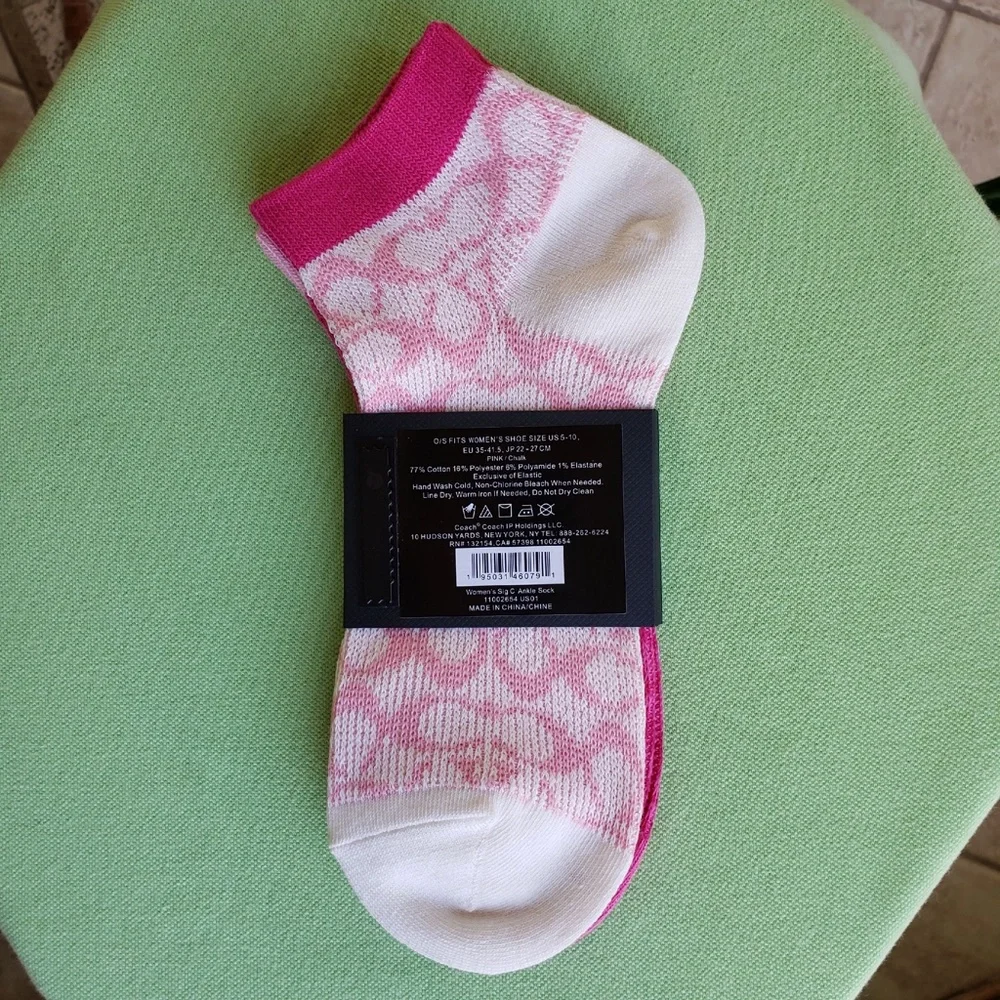COACH SIGNATURE ANKLE LENGTH SOCKS (PAIR):NWT PINK/CHALK C9136